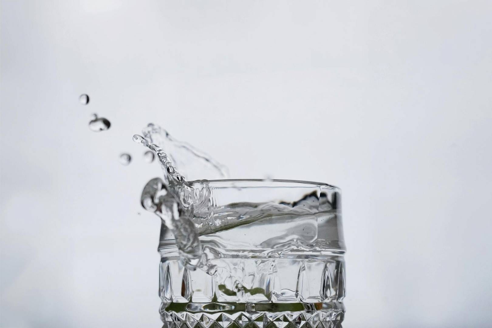 Jaką wodę wybrać dla pracowników fizycznych – na co zwrócić uwagę