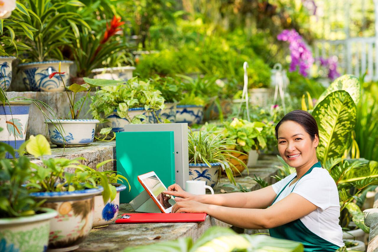 Sprzęt do pielęgnacji ogrodu – pomysł na prezent świąteczny dla pracowników
